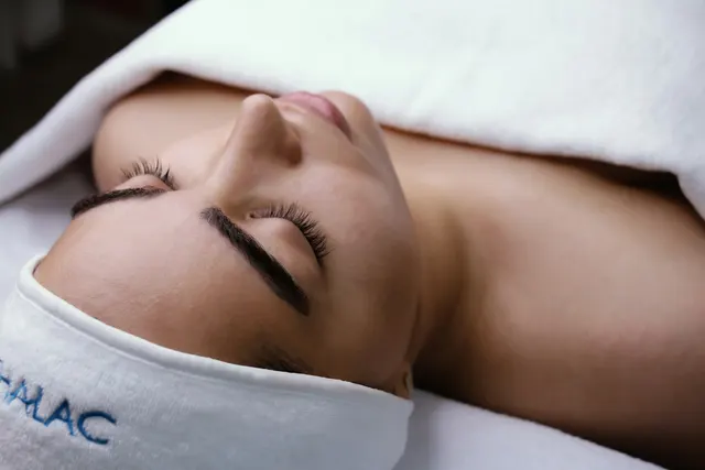 Una clienta descansa con los ojos cerrados durante la sesión