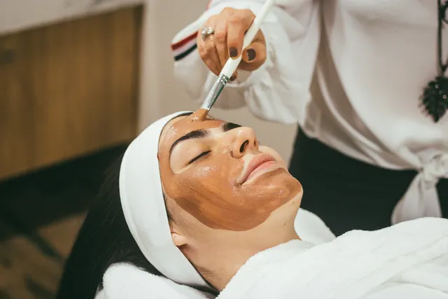Aplicación de una mascarilla facial con pincel