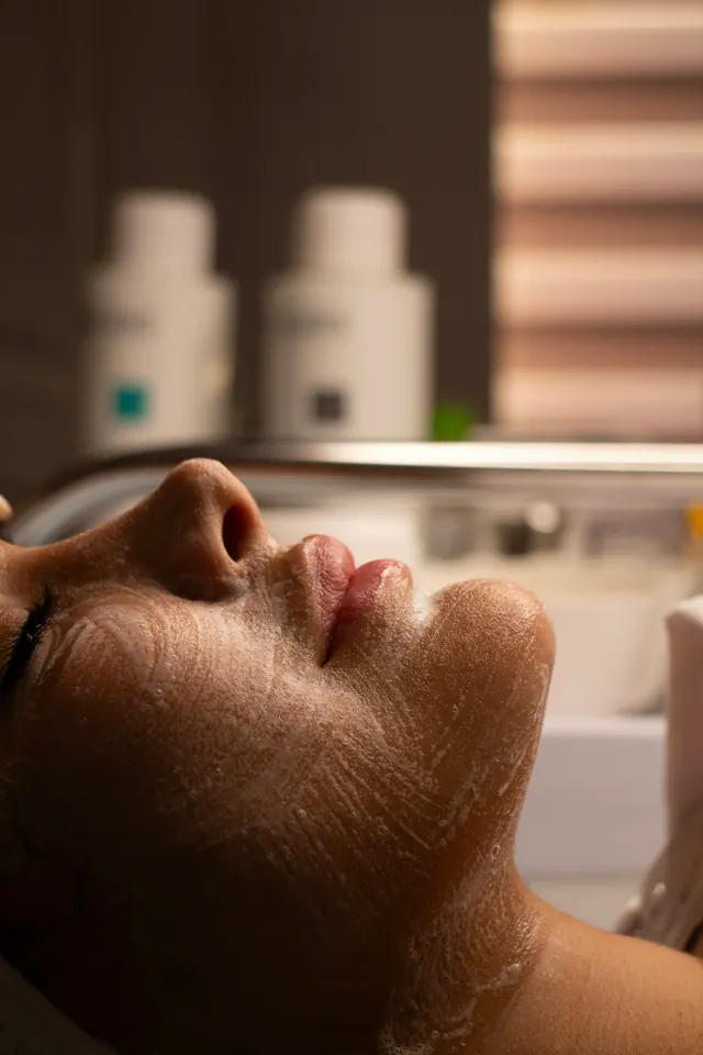 Cabina con los productos del tratamiento ordenados al fondo
