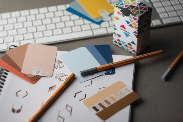 Muestras de color y bocetos sobre la mesa de trabajo del estudio