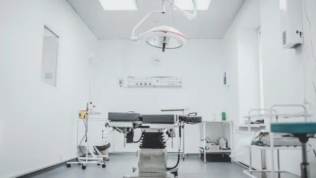 Quirófano veterinario preparado, con mesa y lámpara cenital