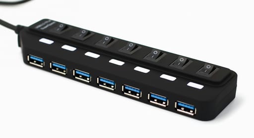 Hub USB negro de siete puertos con interruptores, producto ilustrativo