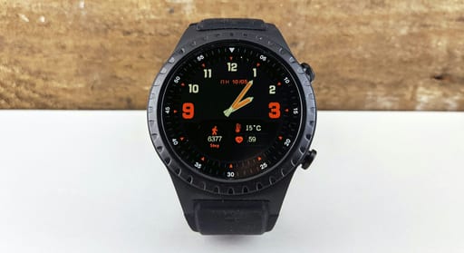Reloj deportivo redondo con correa negra, producto ilustrativo
